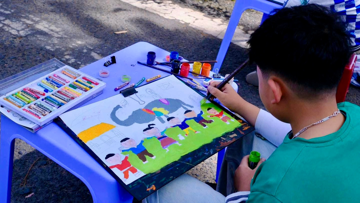 Tại ngày hội, các em học sinh khối tiểu học và lớp năng khiếu tham gia vẽ tranh theo hình thức cá nhân, học sinh THCS tham gia phần thi vẽ tranh tập thể.