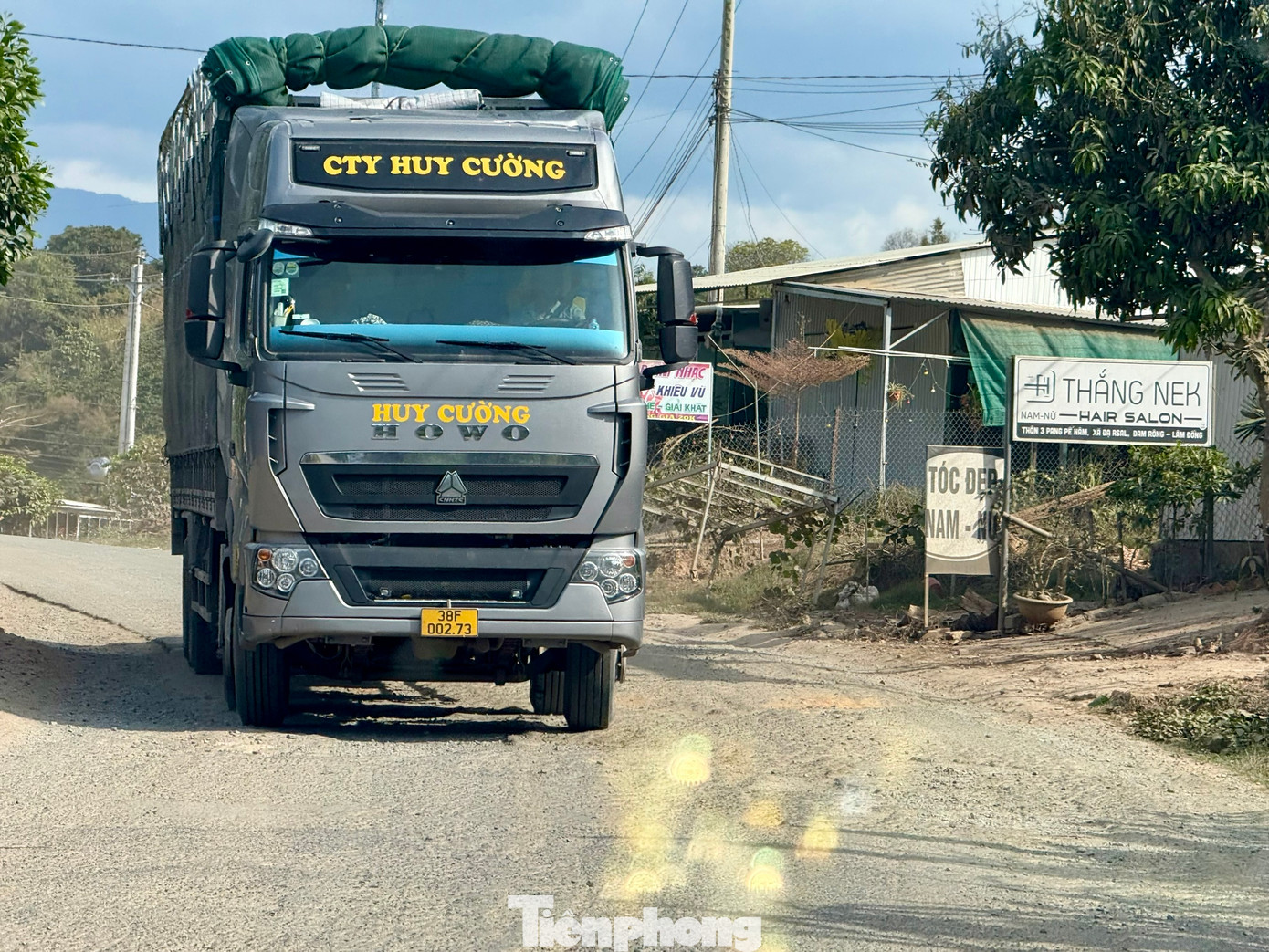 Các loại xe có tải trọng lớn lưu thông qua lại ngày càng tăng.