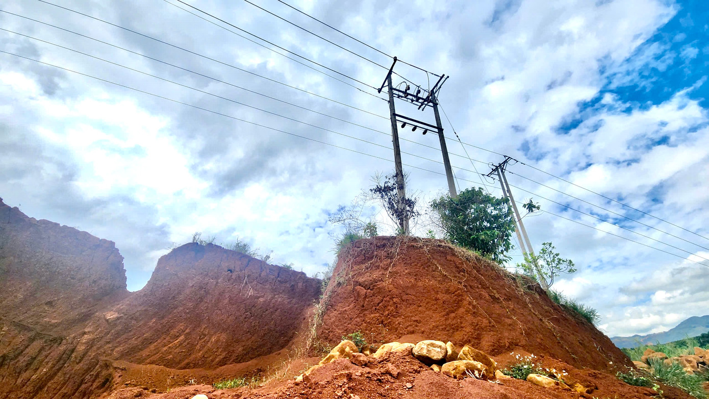 Các cột điện hạ thế, trung thế nằm cheo leo trên bờ ta luy. Các cột điện hạ thế, trung thế nằm cheo leo trên bờ ta luy.