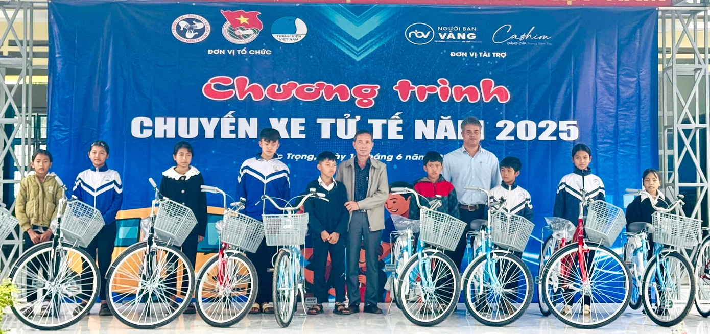 Trao tặng 30 chiếc xe đạp mới cho học sinh có hoàn cảnh khó khăn.
