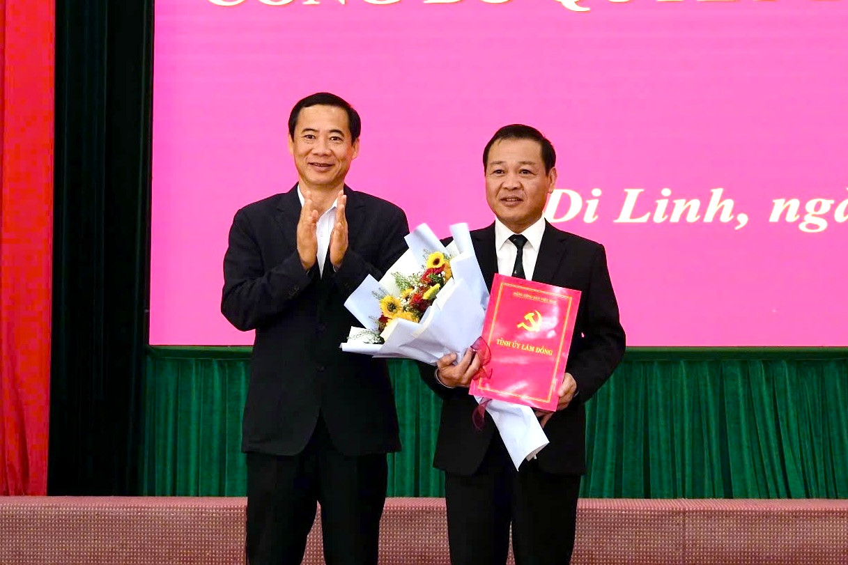 Quyền Bí thư Tỉnh uỷ Lâm Đồng Nguyễn Thái Học trao quyết định cho tân Bí thư Huyện uỷ Di Linh Trần Hồng Quyết.