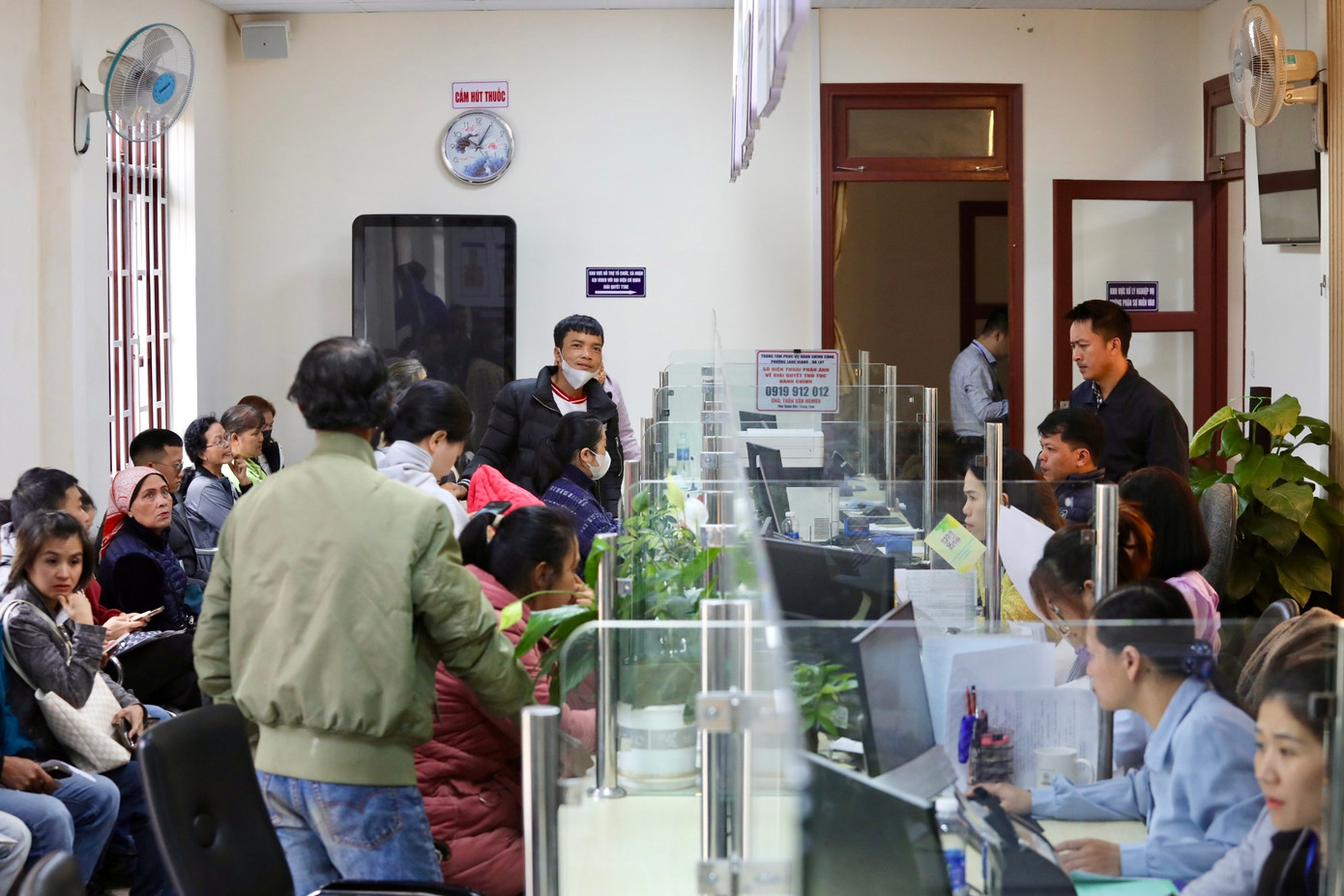 Ông Trần Tuấn Anh - Chủ tịch Ủy ban Mặt trận Tổ quốc Việt Nam phường Lang Biang - Đà Lạt cho biết, kể từ khi có thanh niên hỗ trợ, người dân đến làm các thủ tục tại Trung tâm phục vụ Hành chính công ở phường được xử lý rất nhanh chóng, hiệu quả và hài lòng.