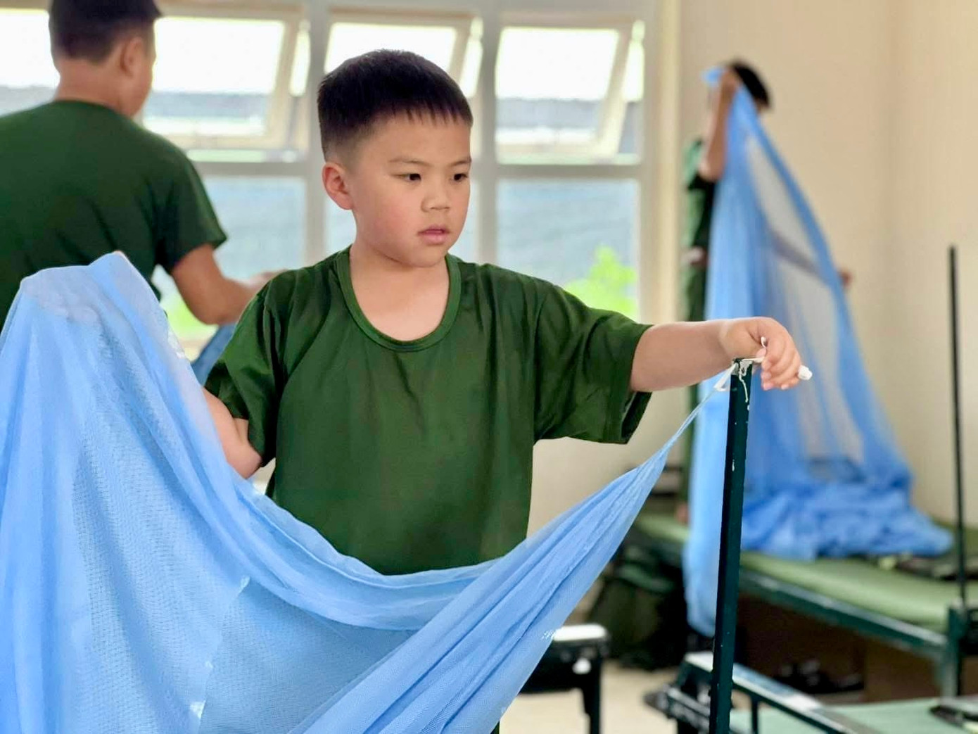 Các bạn trẻ hào hứng thực hiện gấp chăn, mền.