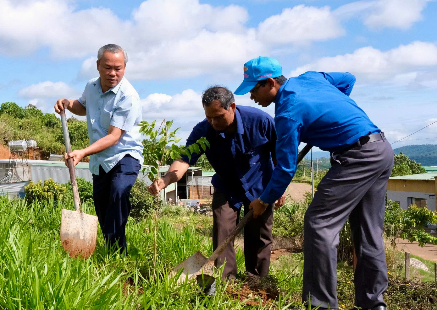 Ngay sau lễ phát động, các đại biểu, đoàn viên thanh niên đã tham gia loạt hoạt động thiết thực như: trồng cây xanh tại khu vực Đài tưởng niệm và trụ sở UBND xã Đinh Trang Thượng; bàn giao công trình xóa nhà tạm cho hộ dân khó khăn,..