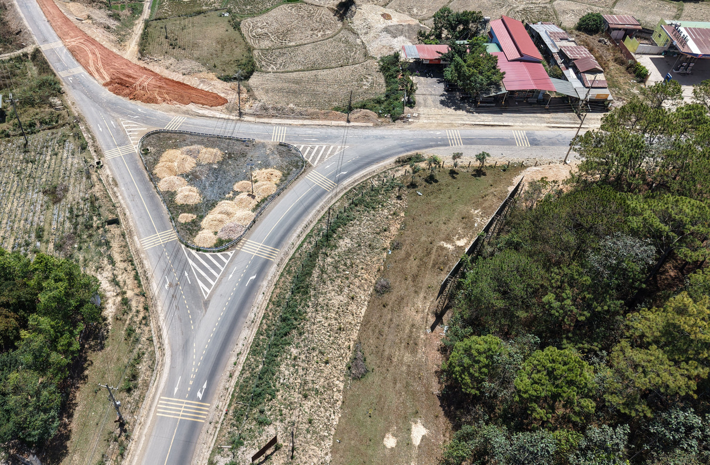 Quốc lộ 28B là một trong những tuyến đường kết nối Lâm Đồng - Bình Thuận. Quốc lộ 28B là một trong những tuyến đường kết nối Lâm Đồng - Bình Thuận.