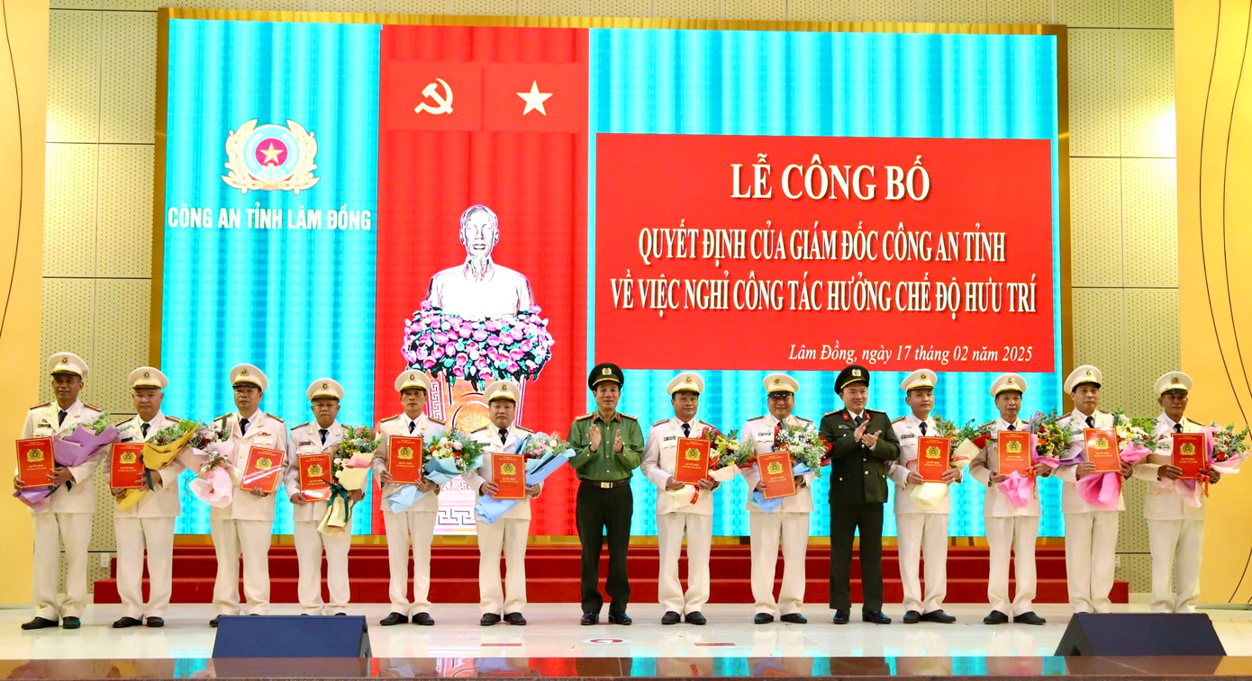 21 cán bộ lãnh đạo, chỉ huy thuộc Công an tỉnh Lâm Đồng nhận quyết định nghỉ hưu trước tuổi. 21 cán bộ lãnh đạo, chỉ huy thuộc Công an tỉnh Lâm Đồng nhận quyết định nghỉ hưu trước tuổi.