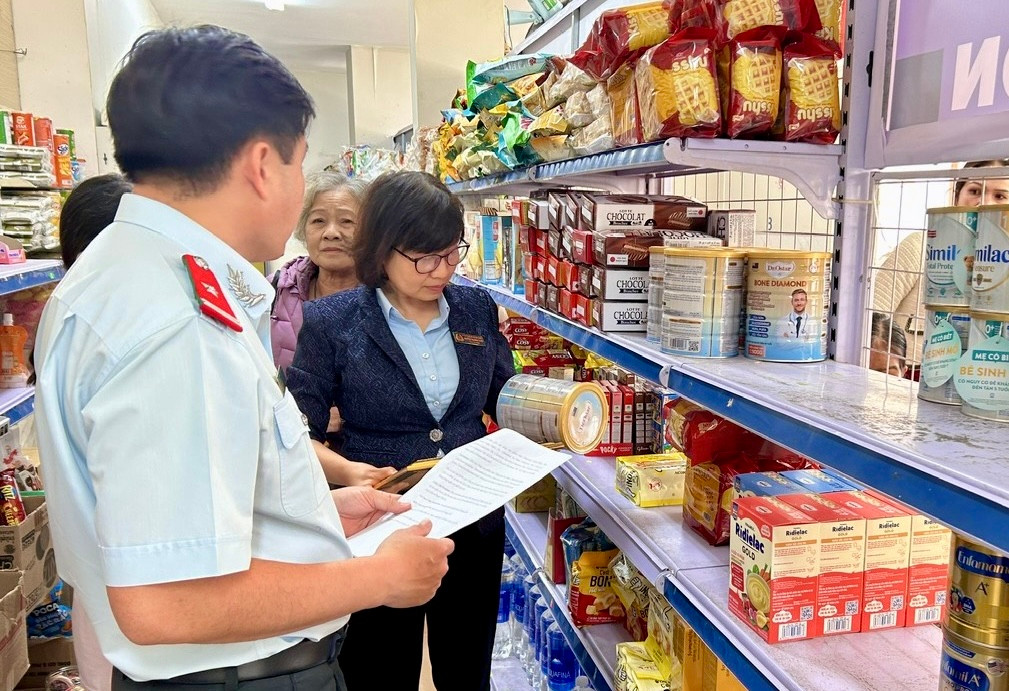 Đoàn kiểm tra của Sở Y tế tỉnh Lâm Đồng kiểm tra cơ sở kinh doanh sữa trên địa bàn.