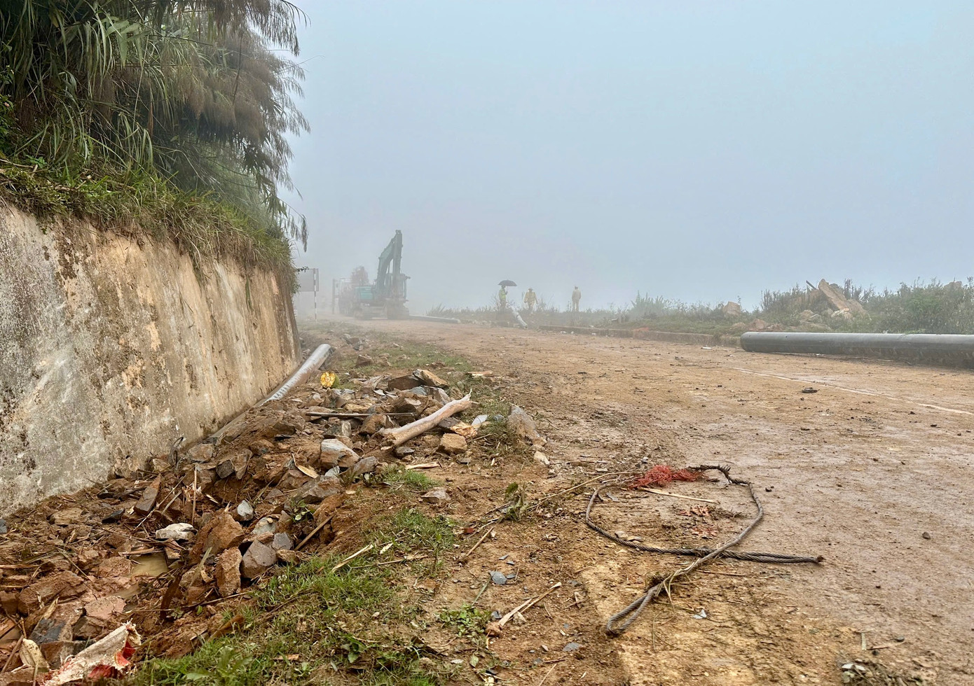 Các dấu vết ở hiện trường cho thấy, tài xế có thể đã nỗ lực cứu xe.