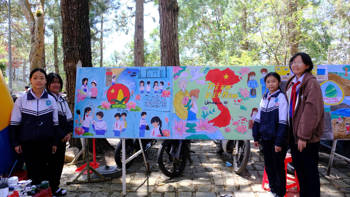 Đặc biệt, trong ngày hội xuất hiện nhiều tác phẩm vẽ về đoàn viên, thanh niên đầy màu sắc rực rỡ.