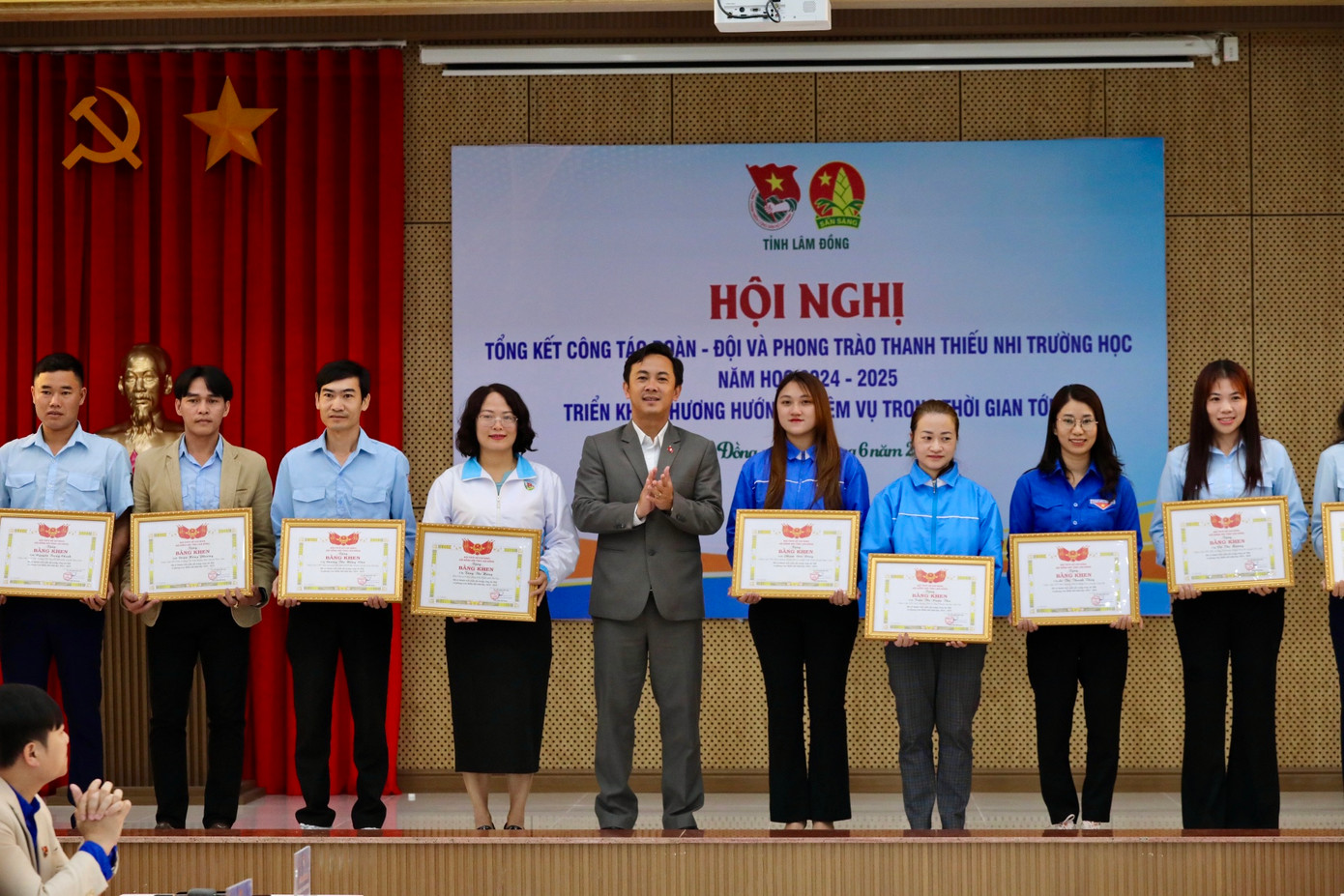 Trao tặng bằng khen, Kỷ niệm chương &apos;Vì thế hệ trẻ&apos; cho các cá nhân xuất sắc.