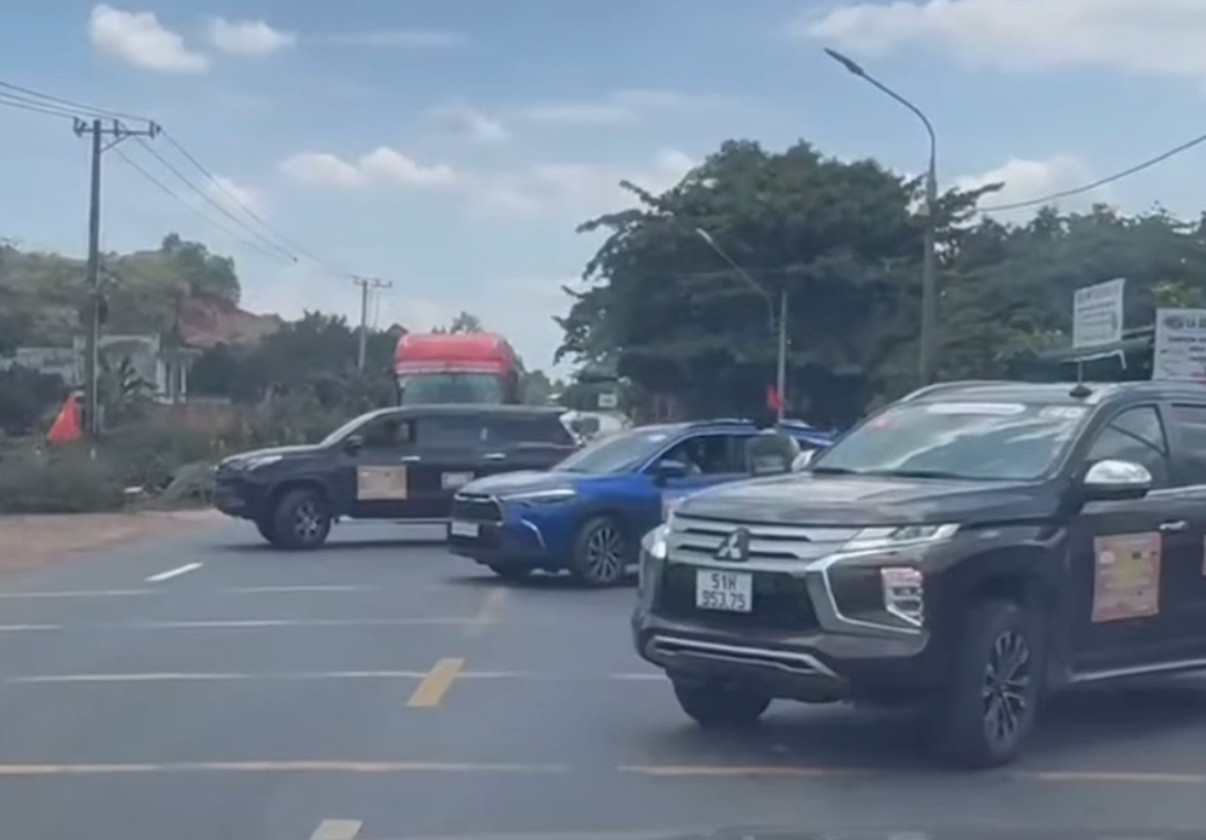 Trưởng ban tổ chức Caravan thiện nguyện 2030 xin lỗi và cho biết đó chỉ là hành động bột phát, nôn nóng của một số thành viên. Trưởng ban tổ chức Caravan thiện nguyện 2030 xin lỗi và cho biết đó chỉ là hành động bột phát, nôn nóng của một số thành viên.