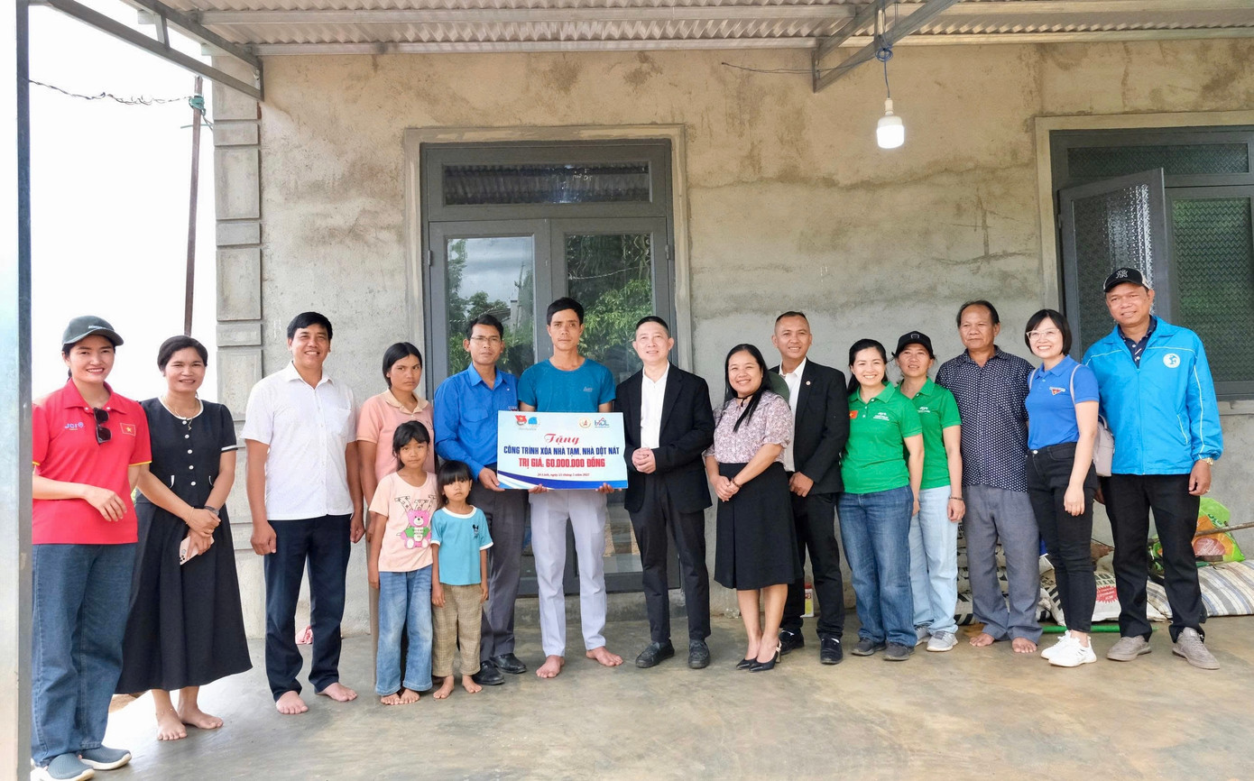 Ngay sau lễ phát động, các đại biểu, đoàn viên thanh niên đã tham gia loạt hoạt động thiết thực như: trồng cây xanh tại khu vực Đài tưởng niệm và trụ sở UBND xã Đinh Trang Thượng; bàn giao công trình xóa nhà tạm cho hộ dân khó khăn,..