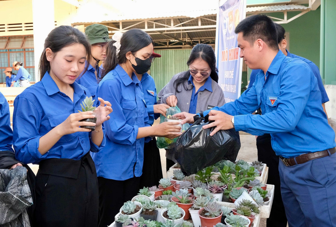 Chương trình đổi rác thải nhựa lấy quà tặng thu hút đông đảo đoàn viên thanh niên.