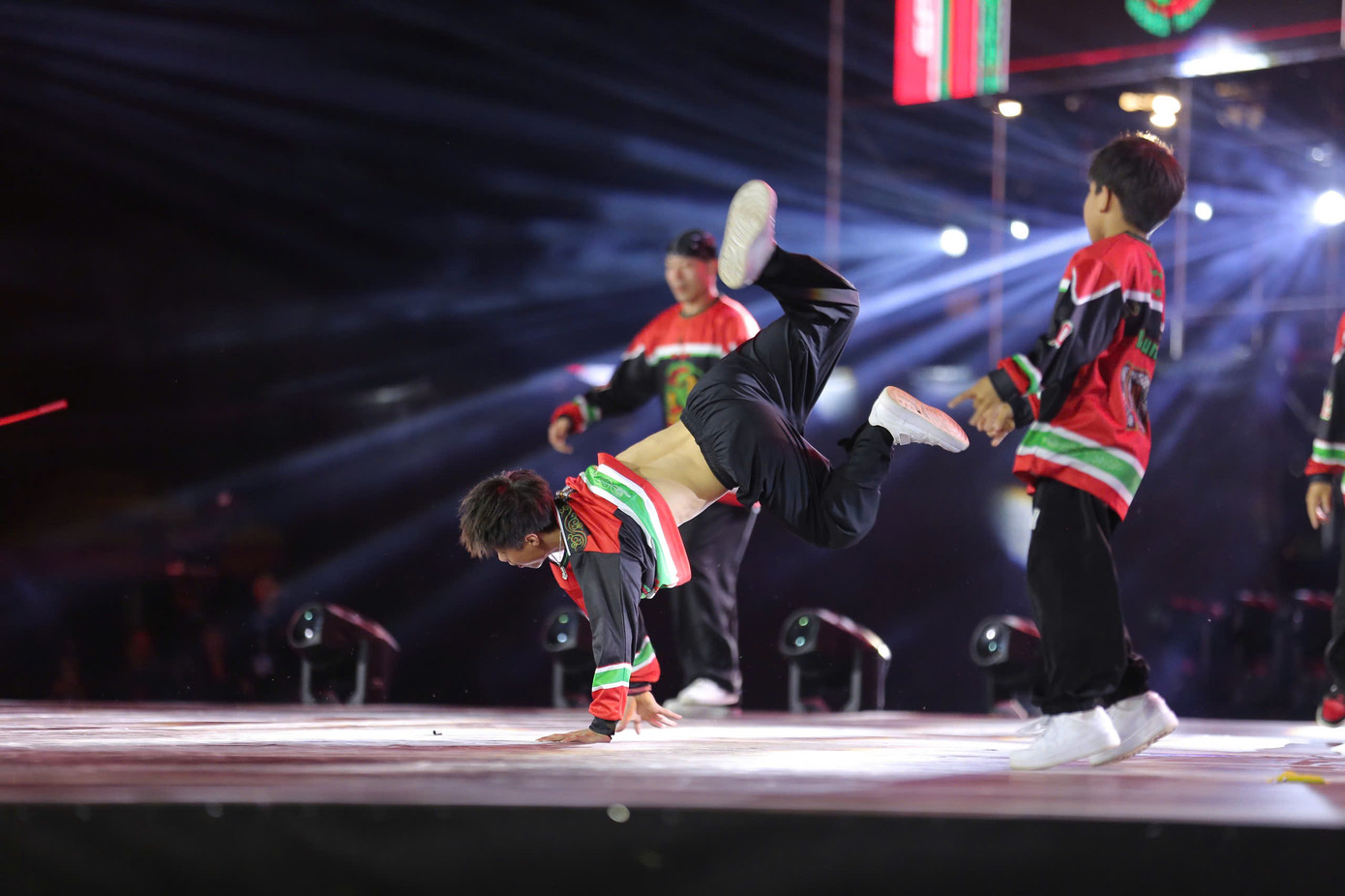 Ngay sau hạng mục Battle, phần thi showcase tiếp tục đẩy bầu không khí tại quảng trường Lâm Viên lên cao trào.