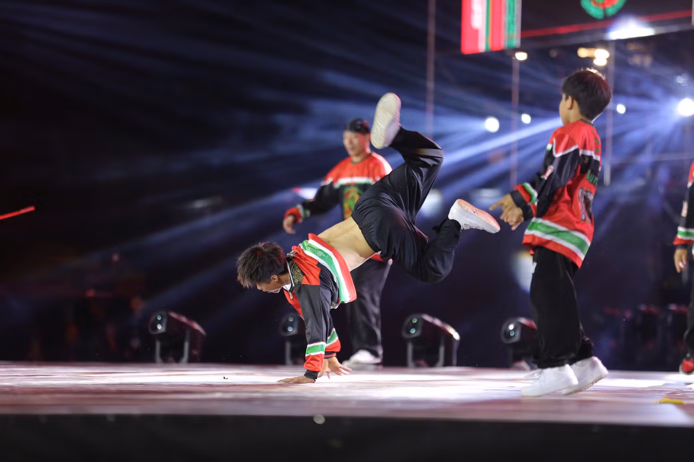 Ngay sau hạng mục Battle, phần thi showcase tiếp tục đẩy bầu không khí tại quảng trường Lâm Viên lên cao trào.