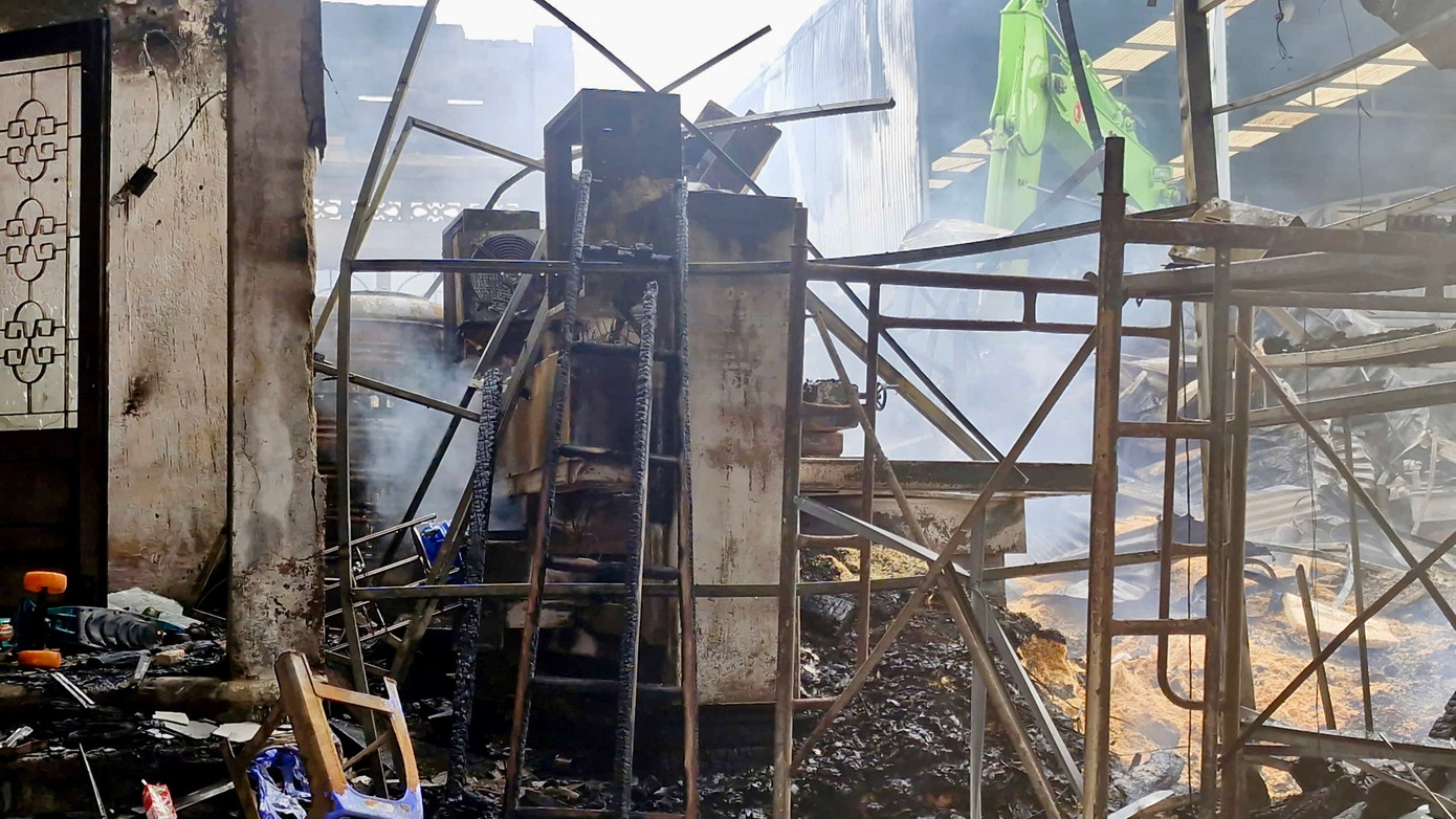 Nhà xưởng sau vụ cháy Nhà xưởng sau vụ cháy