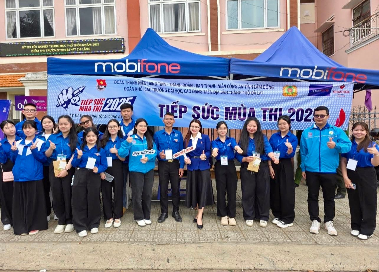 Những băng rôn mang dòng chữ “Tiếp sức mùa thi 2025” xuất hiện tại 40 điểm thi trong toàn tỉnh, tạo không khí sôi động và tiếp lửa tinh thần cho các sĩ tử.