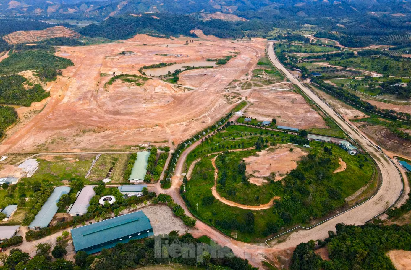 Mới đây, Phó Thủ tướng Nguyễn Hòa Bình vừa ký quyết định phê duyệt chủ trương đầu tư Dự án Trường đua ngựa, đua chó Thiên Mã - Madagui - Câu lạc bộ Polo và ngựa biểu diễn. Đáng chú ý, dự án có bổ sung mục tiêu kinh doanh đặt cược đua ngựa, đua chó.