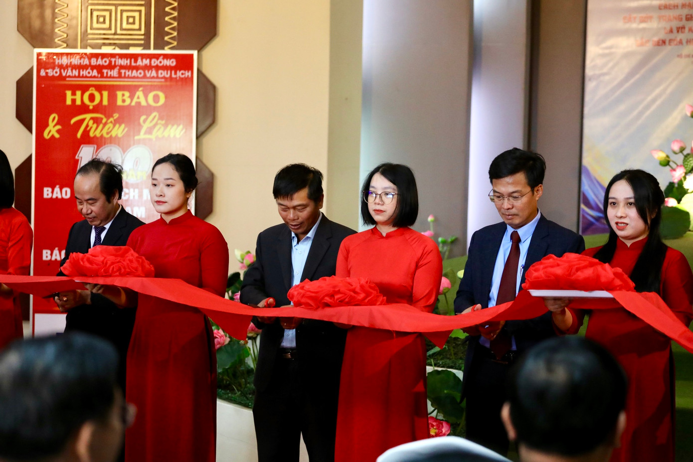 Đại biểu cắt băng khai mạc Hội báo và triển lãm chào mừng kỷ niệm 100 năm báo chí cách mạng Việt Nam.