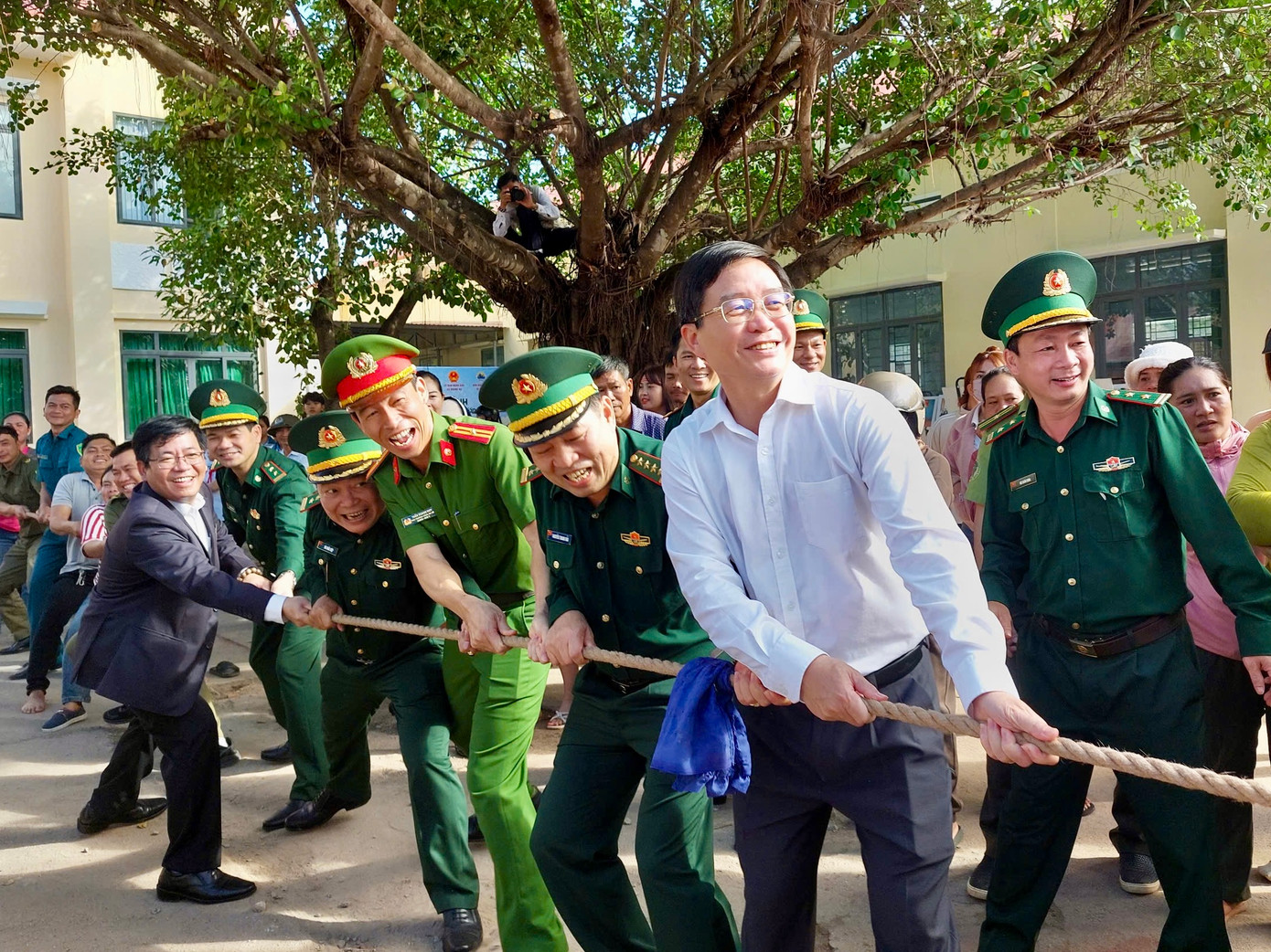 Bí thư Tỉnh ủy Đắk Lắk Nguyễn Đình Trung (áo trắng) tham gia trò chơi kéo co cùng người dân. Bí thư Tỉnh ủy Đắk Lắk Nguyễn Đình Trung (áo trắng) tham gia trò chơi kéo co cùng người dân.