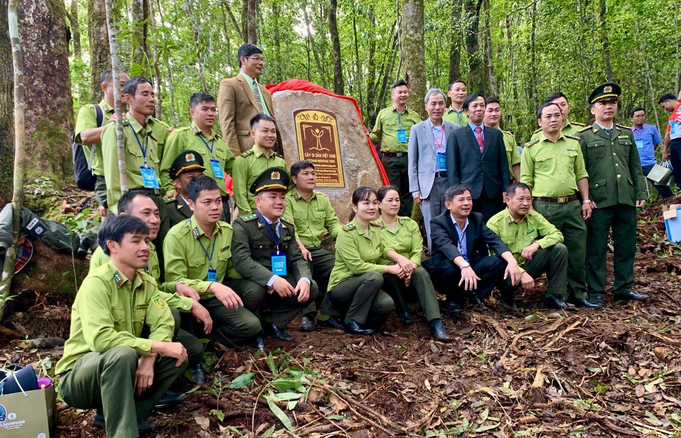 Đoàn đại biểu chụp hình lưu niệm.