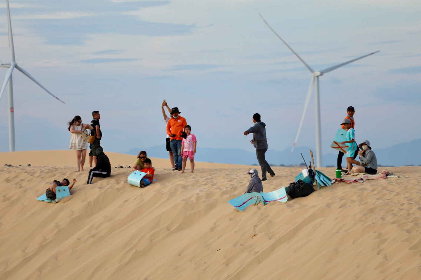 Du khách trượt cát tại đồi cát Bàu Trắng. Du khách trượt cát tại đồi cát Bàu Trắng.