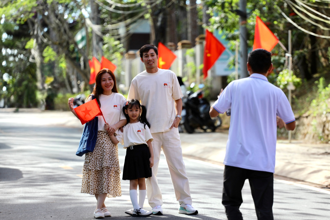 Không chỉ thu hút giới trẻ, nhiều gia đình trẻ cũng check-in trên những con đường rực rỡ sắc cờ Tổ quốc.