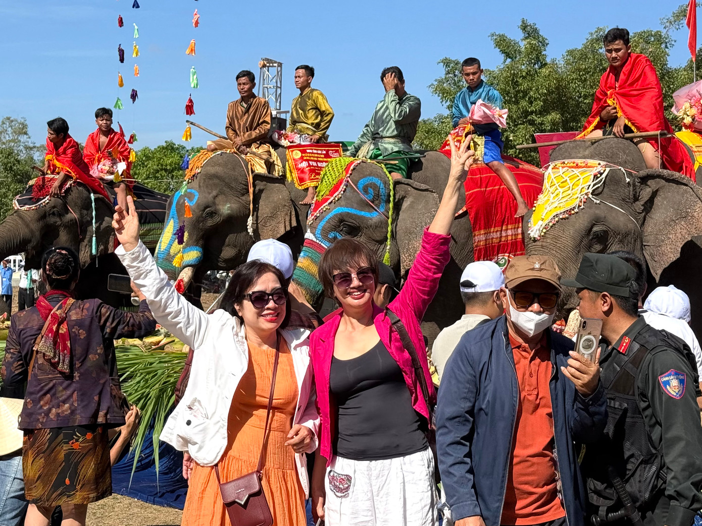 Du khách chụp hình cùng các chú voi.