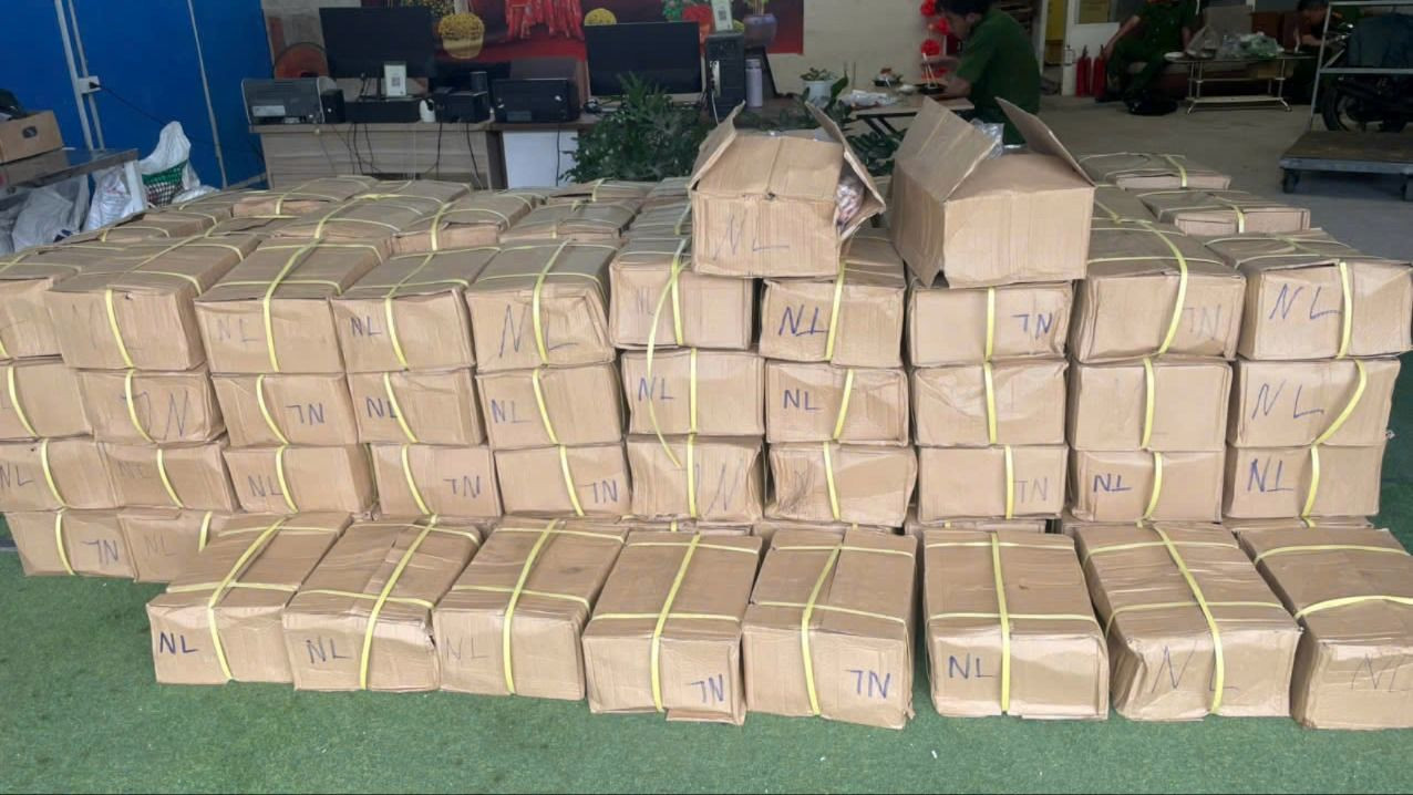 Hàng chục thùng hàng không có nhãn mác, không rõ nguồn gốc xuất xứ.