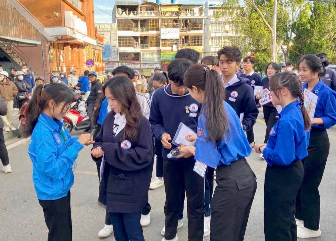 Tình nguyện viên đội nắng, vượt mưa hướng dẫn, trao tặng những món quà có ý nghĩa tinh thần cho các thí sinh.