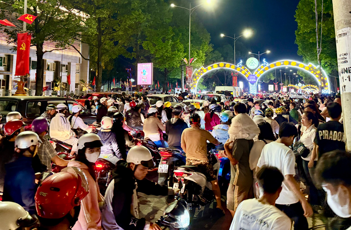 Dòng người đổ về Quảng trường 10-3 ngày càng đông. Dòng người đổ về Quảng trường 10-3 ngày càng đông.