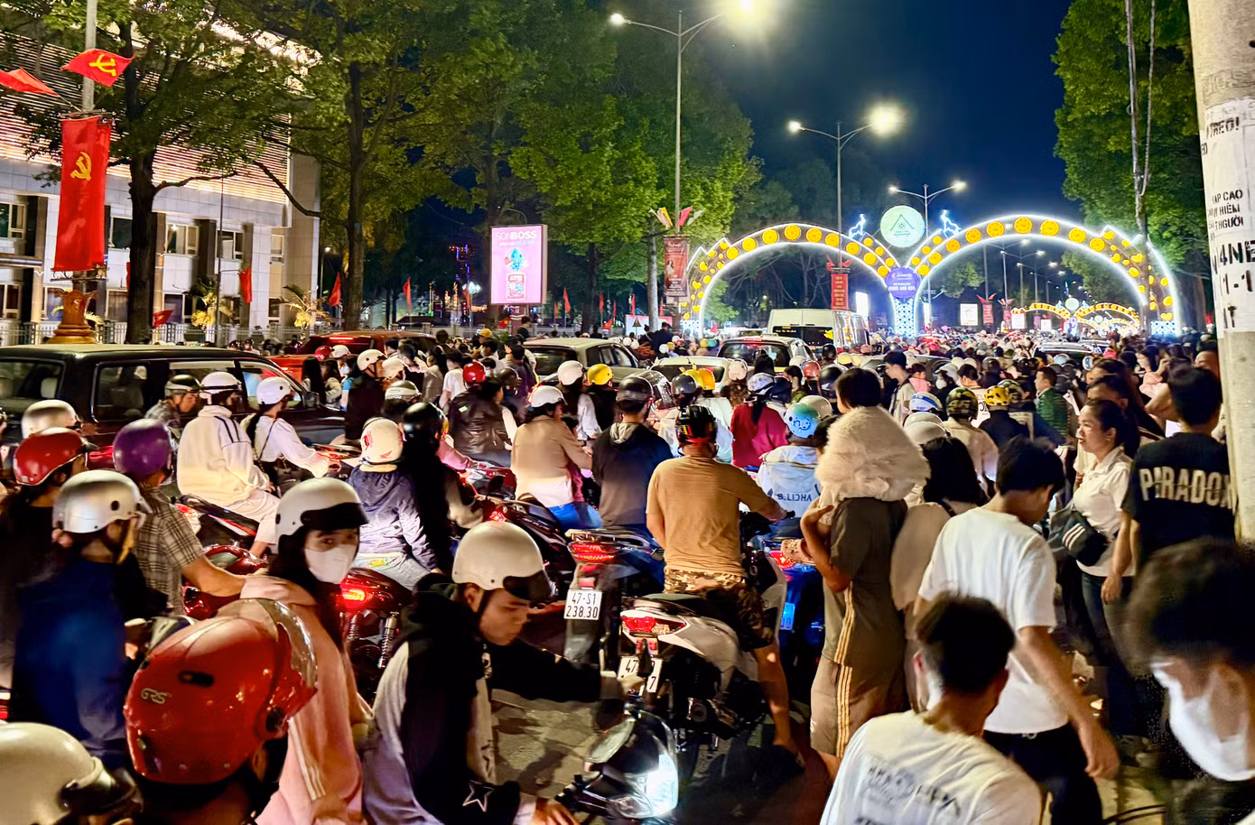 Dòng người đổ về Quảng trường 10-3 ngày càng đông.