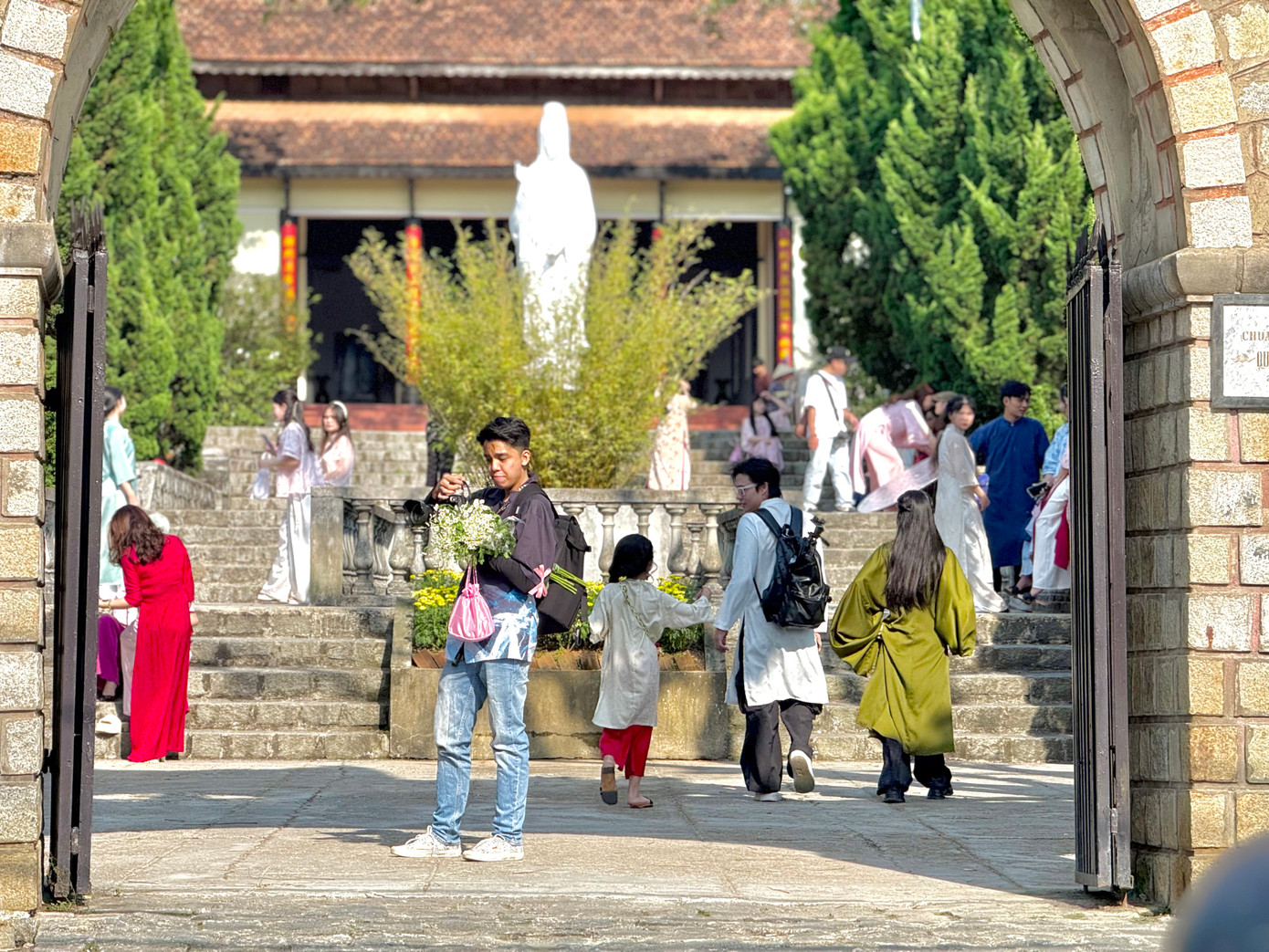 Chùa nằm ở trung tâm thành phố Đà Lạt, vì vậy, các bạn trẻ cũng có thể di chuyển đến làng hoa Vạn Thành, đường hoa hồ Xuân Hương, Quảng trường Lâm Viên,... để tham quan, check-in.