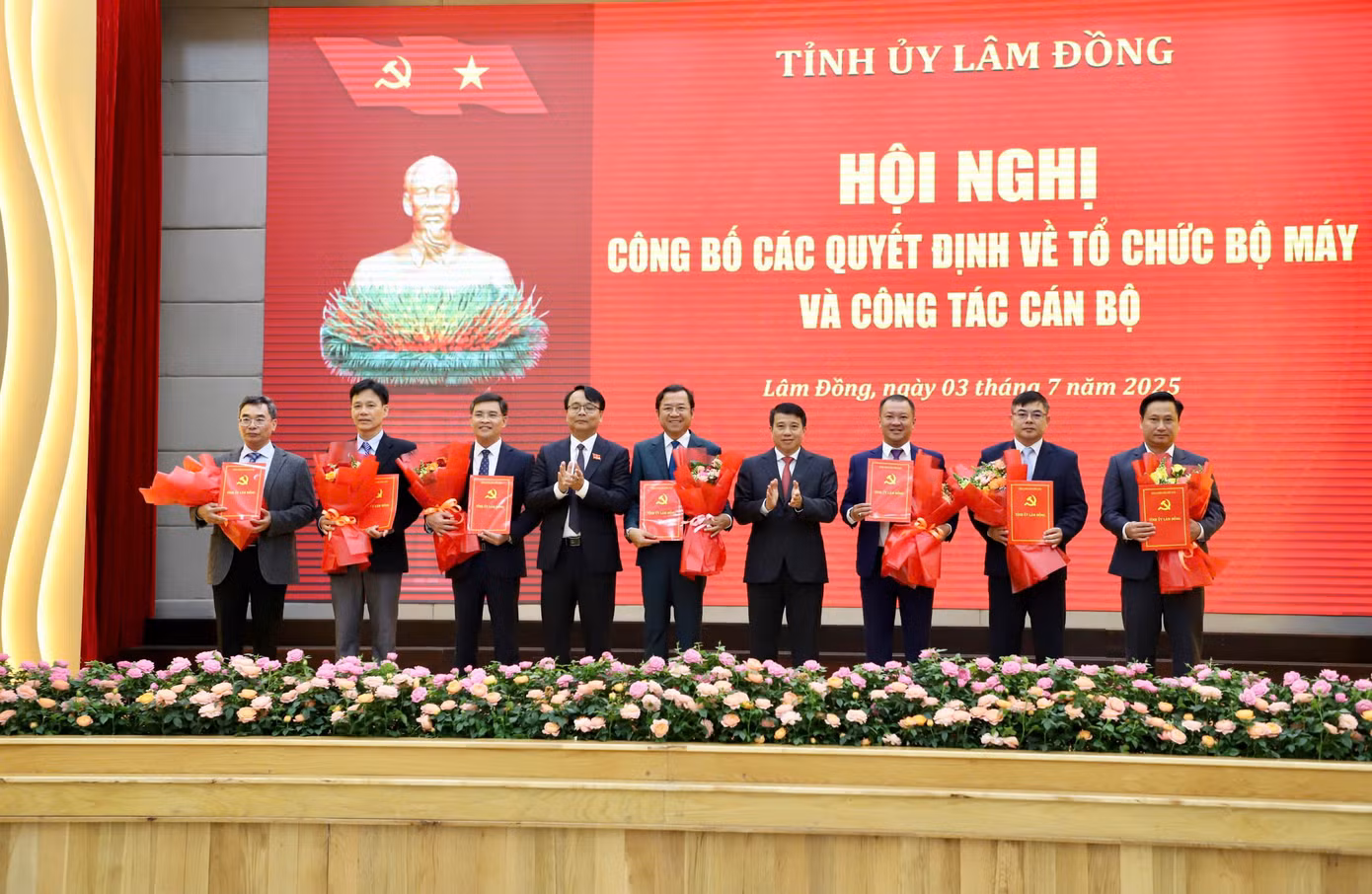 Lãnh đạo tỉnh Lâm Đồng trao các quyết định điều động, bổ nhiệm cán bộ. Lãnh đạo tỉnh Lâm Đồng trao các quyết định điều động, bổ nhiệm cán bộ.
