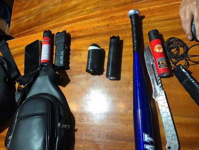 Tang vật mà nhóm đối tượng sử dụng để đòi nợ.