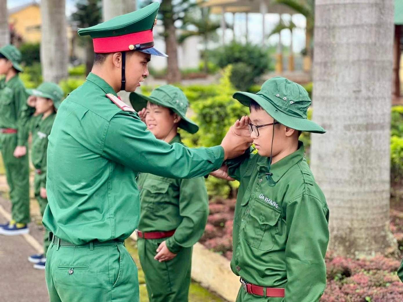 Các 'chiến sĩ nhí' học nghi thức chào điều lệnh Quân đội.