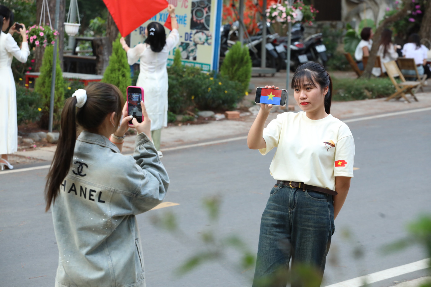 Chị Hồng Thắm, người sống lâu năm ở Đà Lạt cho biết: "Khi đứng giữa biển cờ đỏ sao vàng, mình cảm thấy thật bé nhỏ nhưng cũng đầy tự hào. Giống như đang góp một phần vào dòng chảy lịch sử dân tộc, tạo nên một kỷ niệm khó quên trong lòng mỗi người".