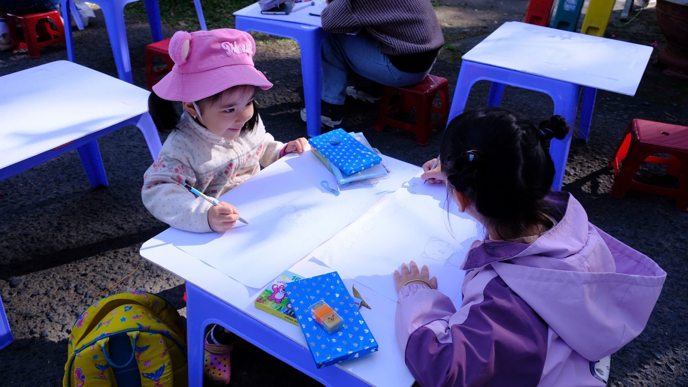 Tại ngày hội, các em học sinh khối tiểu học và lớp năng khiếu tham gia vẽ tranh theo hình thức cá nhân, học sinh THCS tham gia phần thi vẽ tranh tập thể.