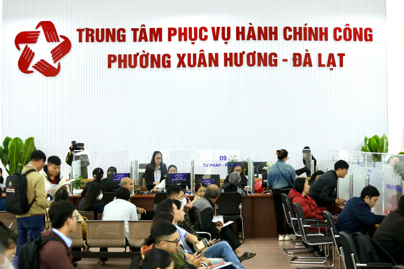 Đông đảo người dân đến làm thủ tục tại Trung tâm Hành chính công phường Xuân Hương - Đà Lạt. Đông đảo người dân đến làm thủ tục tại Trung tâm Hành chính công phường Xuân Hương - Đà Lạt.