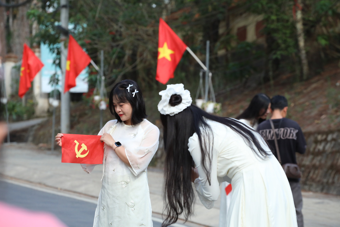 Dưới ánh sáng dịu nhẹ đầu ngày, từng khoảnh khắc, từng nụ cười rạng rỡ đều toát lên niềm tự hào và tình yêu quê hương.