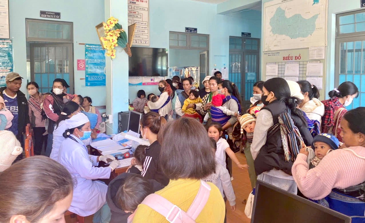 Đông đảo phụ huynh đưa con tới các điểm y tế đến tiêm phòng vắc xin sởi.