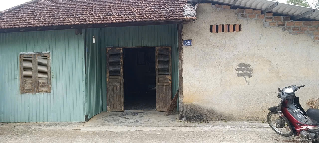 Căn nhà phát hiện thi thể nam thanh niên đang phân huỷ trong nhà tắm. Căn nhà phát hiện thi thể nam thanh niên đang phân huỷ trong nhà tắm.