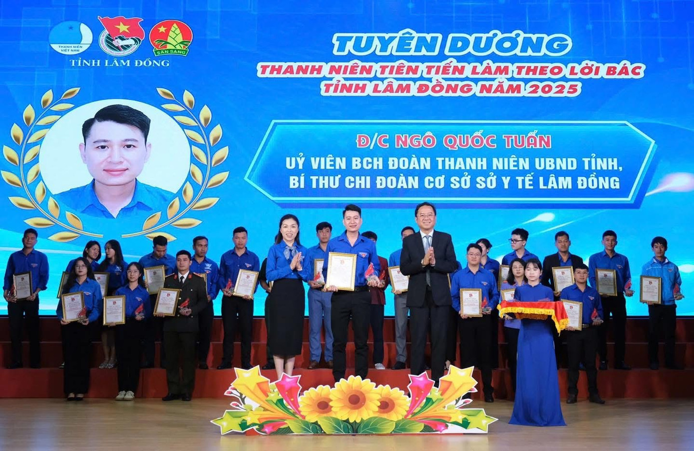 Lãnh đạo Tỉnh ủy, Tỉnh Đoàn Lâm Đồng trao tặng bằng khen cho các cá nhân có thành tích xuất sắc trong thực hiện Chỉ thị 05.