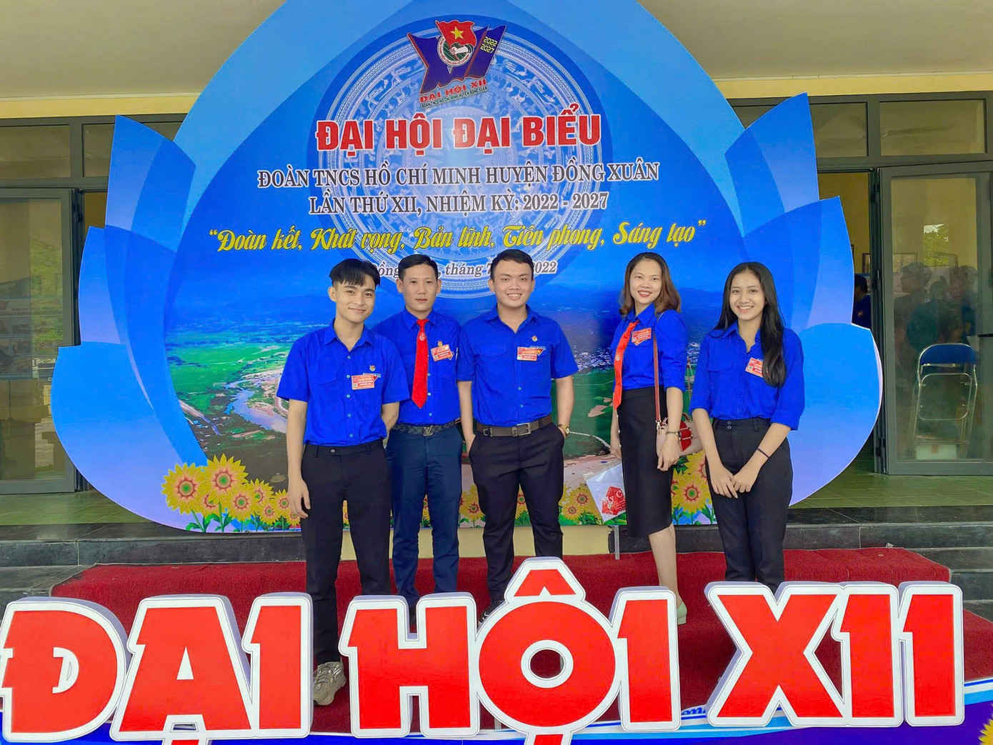 Hà Trúc Linh (bìa phải) - cô gái giàu năng lượng, đậm chất thủ lĩnh và mang trong mình tinh thần sống trách nhiệm đến từng chi tiết nhỏ.