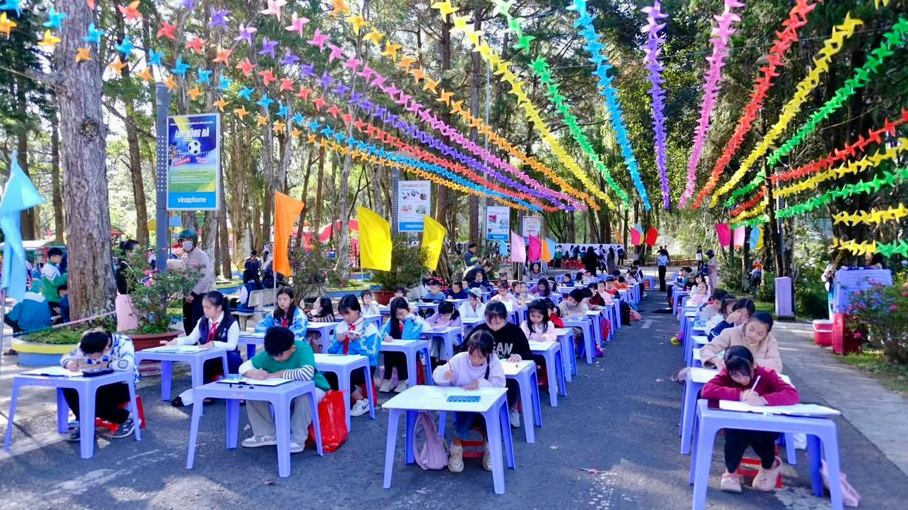 Ban tổ chức đã bố trí các khu vực sân để học sinh, thiếu nhi được hòa mình vào không gian vui chơi cùng màu sắc.