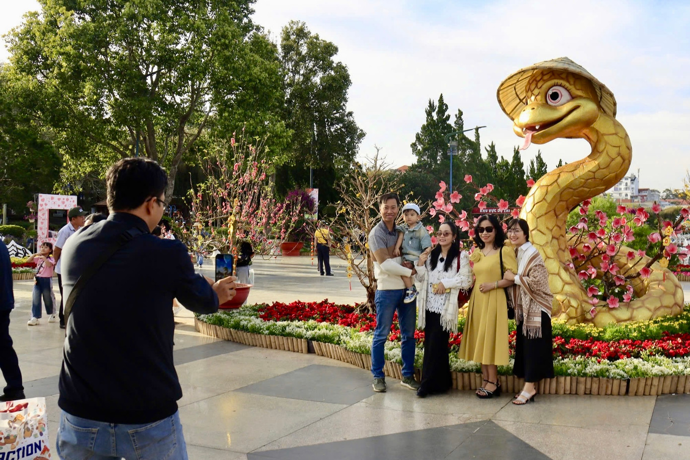 Du khách chụp ảnh kỷ niệm khi đi du lịch tại tỉnh Lâm Đồng.