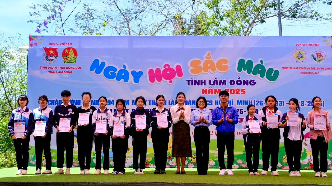 Kết thúc ngày hội, Ban Tổ chức đã trao 1 giải Nhất, 2 giải Nhì, 3 giải Ba và 14 giải Khuyến khích cho phần thi vẽ tranh tập thể khối THCS. Cùng với đó là hàng trăm phần quà cho các em tham gia vẽ tranh cá nhân.