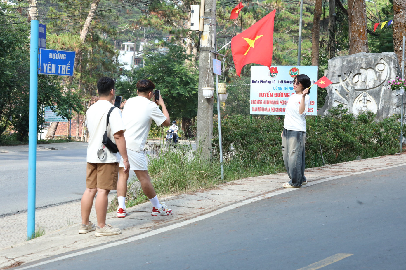 Từ sáng sớm, không khí trên con đường cờ đẹp nhất Đà Lạt đã rộn ràng. Áo dài, cờ Tổ quốc và nụ cười của các bạn trẻ tạo nên khung cảnh vừa đẹp, vừa tự hào.