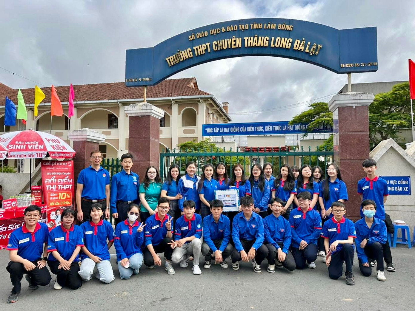 Dịp này, Ban Thường vụ Tỉnh Đoàn Lâm Đồng phối hợp với các đơn vị hỗ trợ gần 17.000 chai nước, 40 băng rôn tại 40 điểm thi và trao tặng dụng cụ học tập, nón, áo cho các đội hình "Tiếp sức mùa thi" hỗ trợ tốt cho các sĩ tử có một kỳ thi trọn vẹn và thành công.