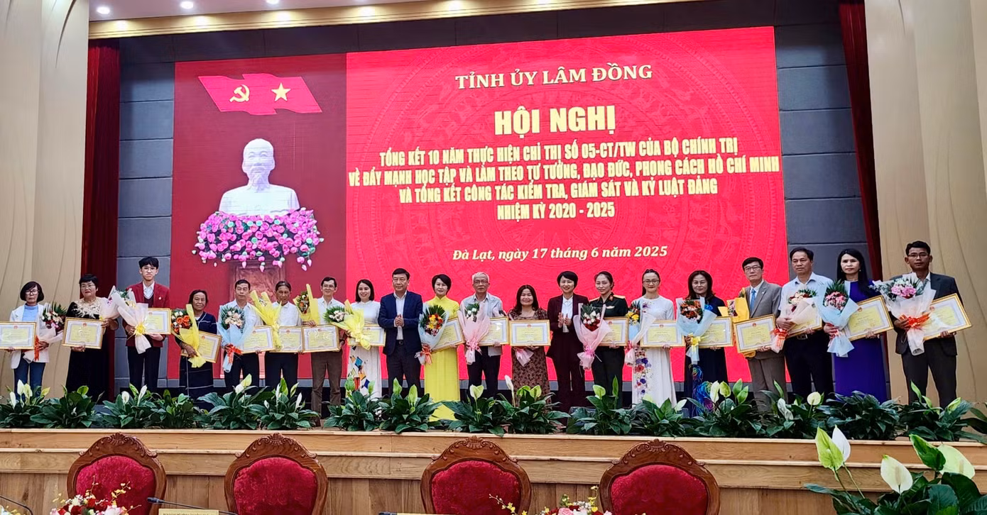 Biểu dương, khen thưởng các tập thể, cá nhân và hộ gia đình tiêu biểu trong học tập.